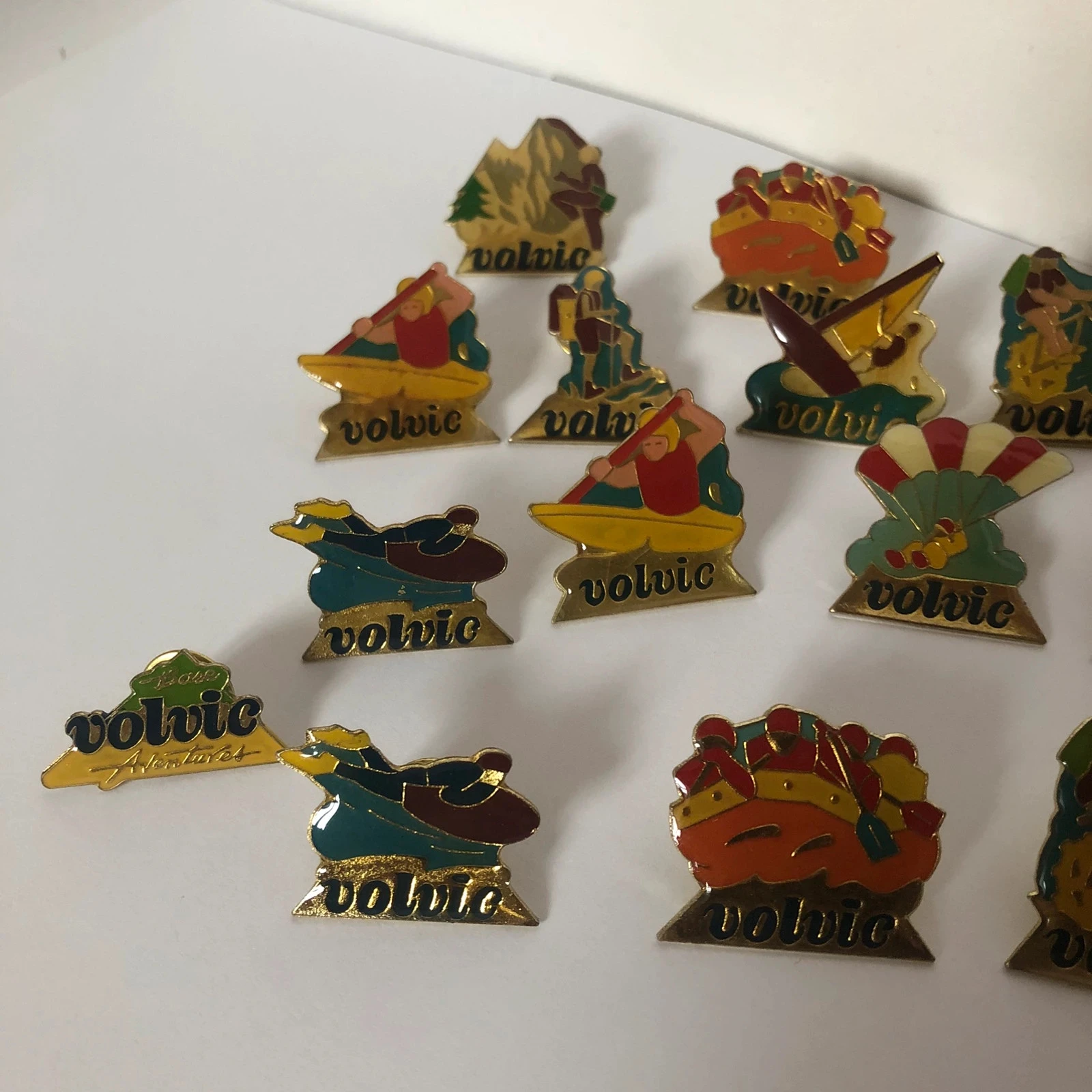 Lot 19 pin"s vintage Volvic années 90 – photo 2